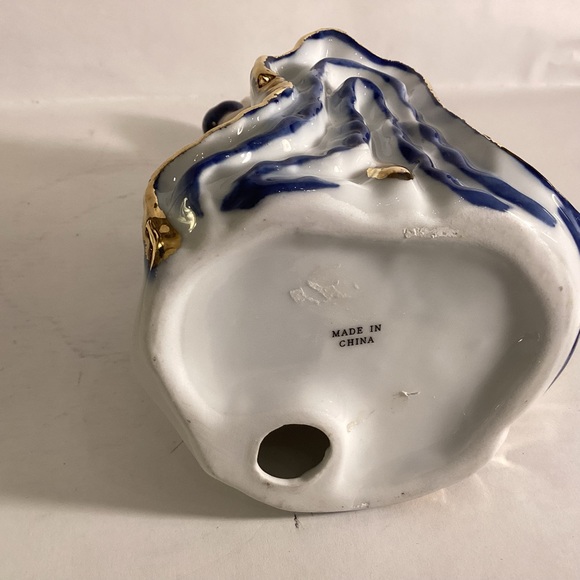 Vintage pair of porcelain Victorian lady figurines,blue and white - Picture 7 of 9